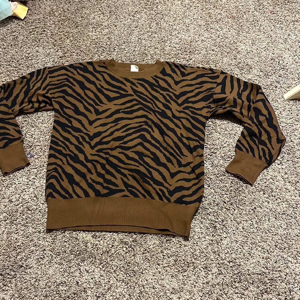 It’s a cute sweater that was never worn and very comfortable.